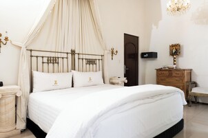 Luxury Double Room, 1 King Bed | Premium bedding, down comforters, Tempur-Pedic beds, minibar