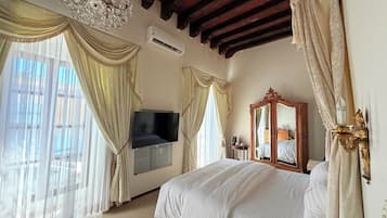 Luxury Double Room, 1 King Bed | Premium bedding, down comforters, Tempur-Pedic beds, minibar