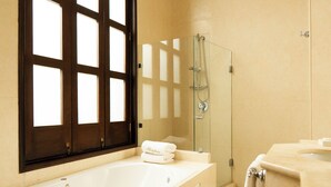 Suite – royal, 1 kingsize-seng med sovesofa | Bad | Kombinert dusj/badekar og dusjhode med hydromassaje