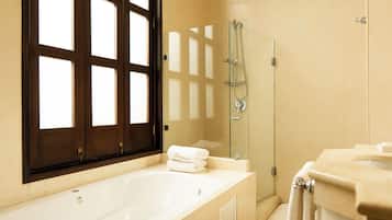 Royal suite, 1 kingsize bed met slaapbank | Badkamer | Een bad/douchecombinatie, een hydromassagedouche, gratis toiletartikelen