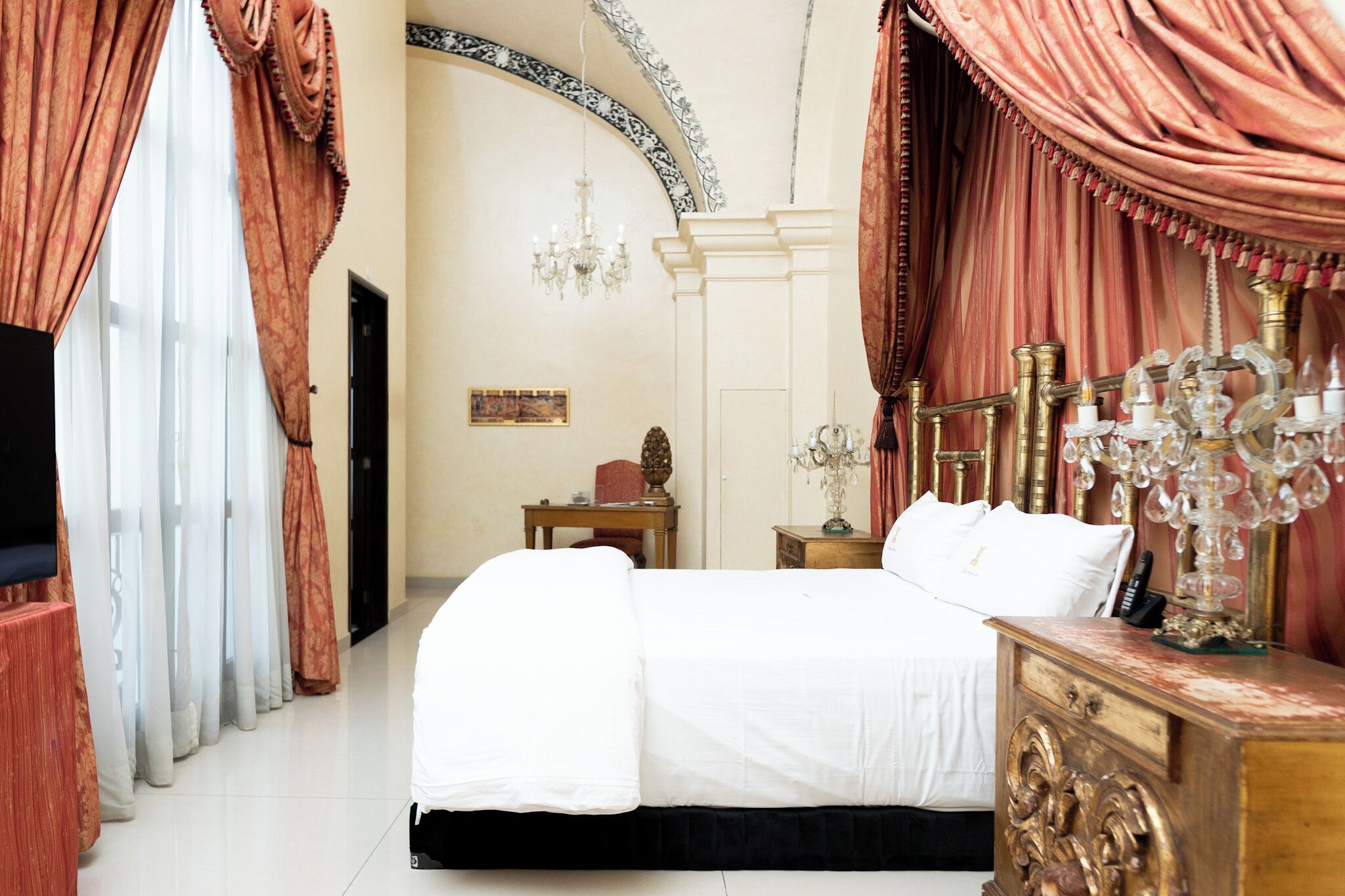 皇家套房, 1 張特大雙人床和 1 張沙發床 | 高級寢具、羽絨被、Tempur-Pedic 床墊、迷你吧