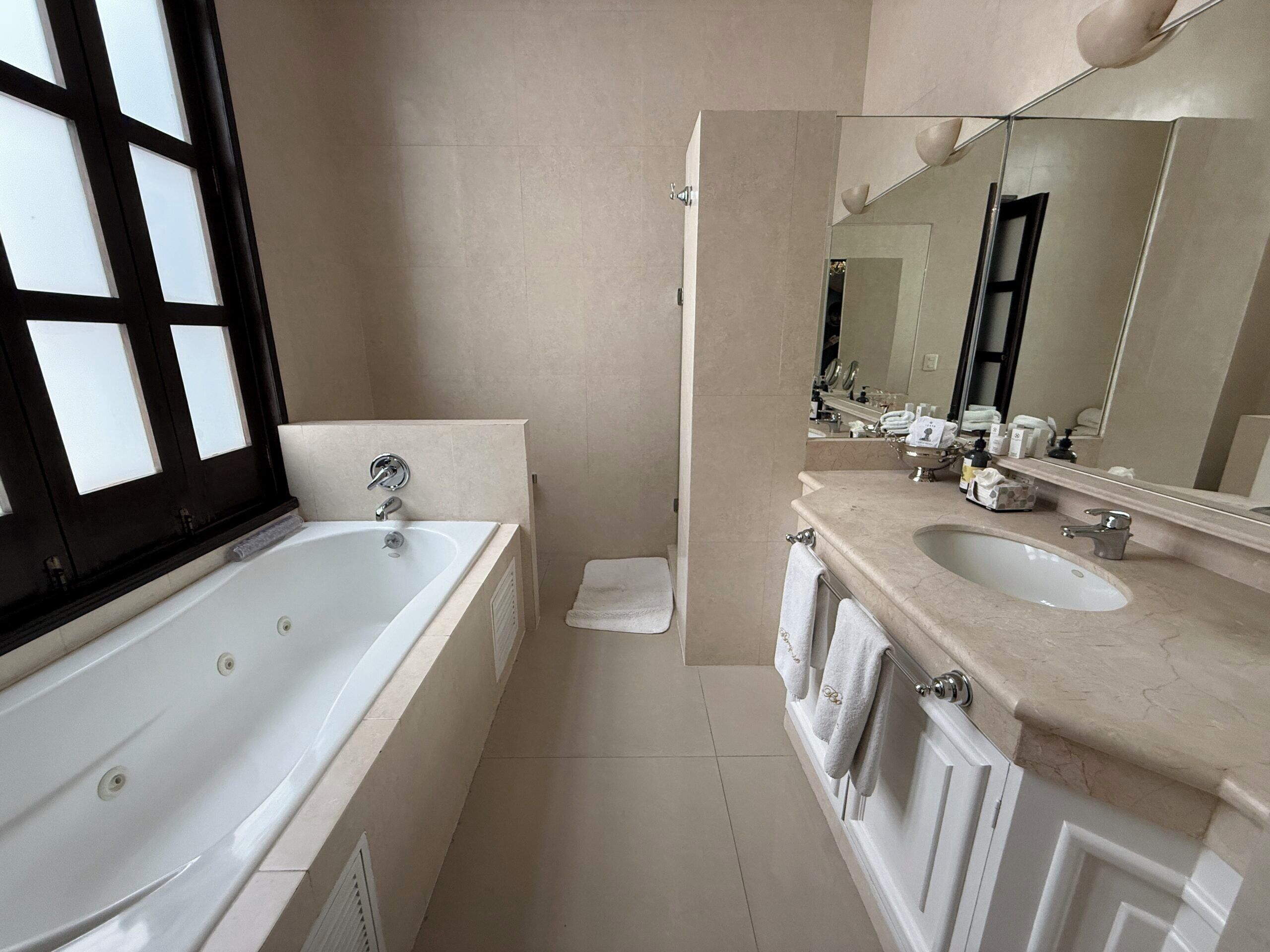 Suite Royal, 1 cama de matrimonio grande con sofá cama | Baño | Ducha y bañera combinadas y cabezal de ducha con hidromasaje