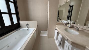 Suite Royal, 1 cama de matrimonio grande con sofá cama | Baño | Ducha y bañera combinadas y cabezal de ducha con hidromasaje