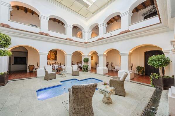 TV connectée de 56 pouces avec chaînes par câble, télévision