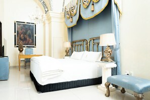 Royal Suite, 1 King Bed with Sofa bed | Premium bedding, down comforters, Tempur-Pedic beds, minibar - Ébano by PB - Palacio Borghese (Oaxaca)