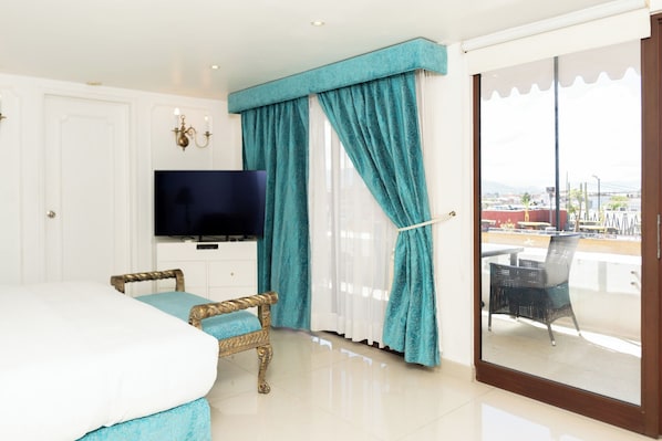 Standard Room, 1 King Bed | Premium bedding, down comforters, Tempur-Pedic beds, minibar