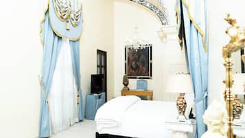 3 bedrooms, Egyptian cotton sheets, premium bedding, down duvets