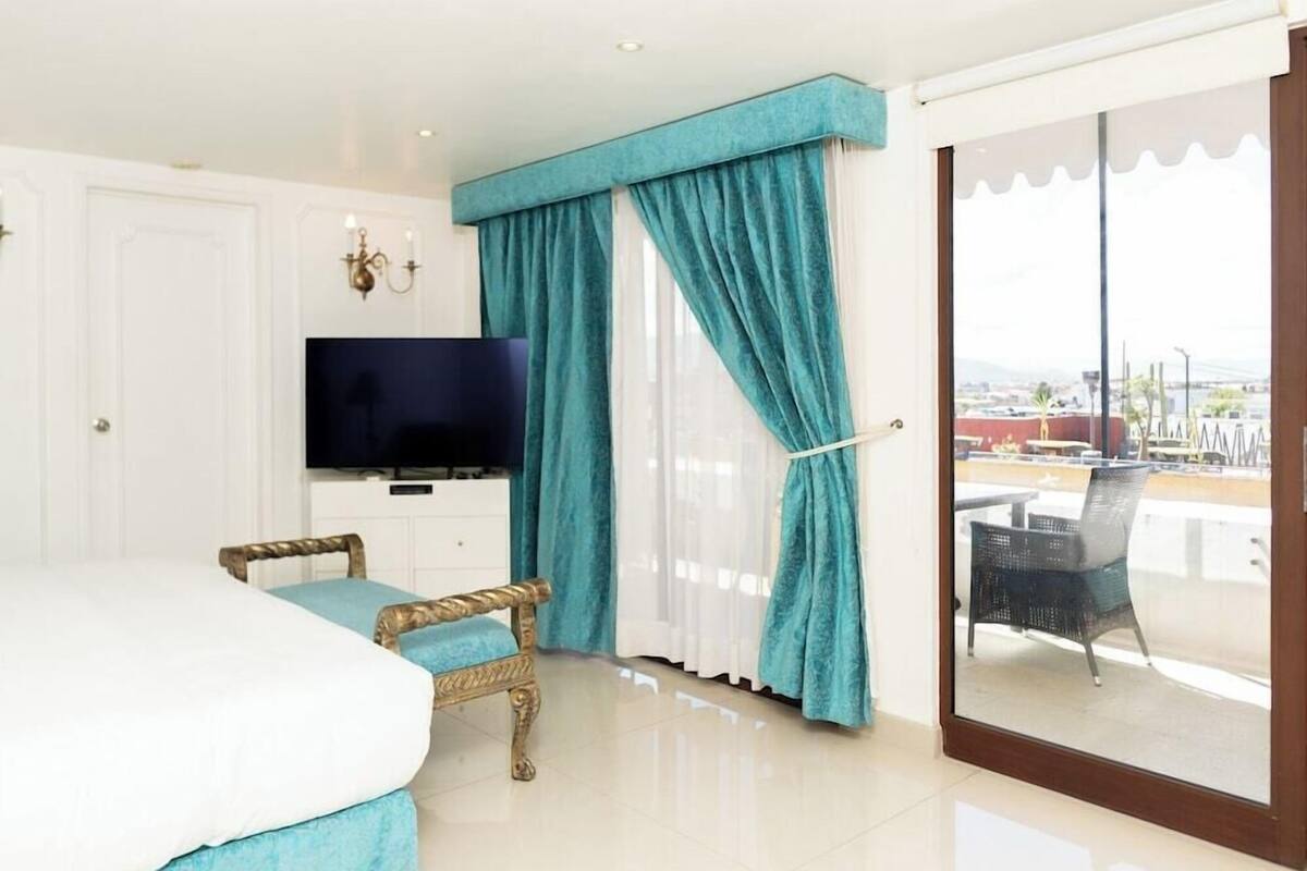 Premium bedding, down duvets, Tempur-Pedic beds, minibar