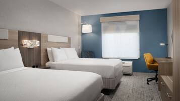 Habitació estàndard, 2 llits de matrimoni | Caixa forta a l'habitació i escriptori