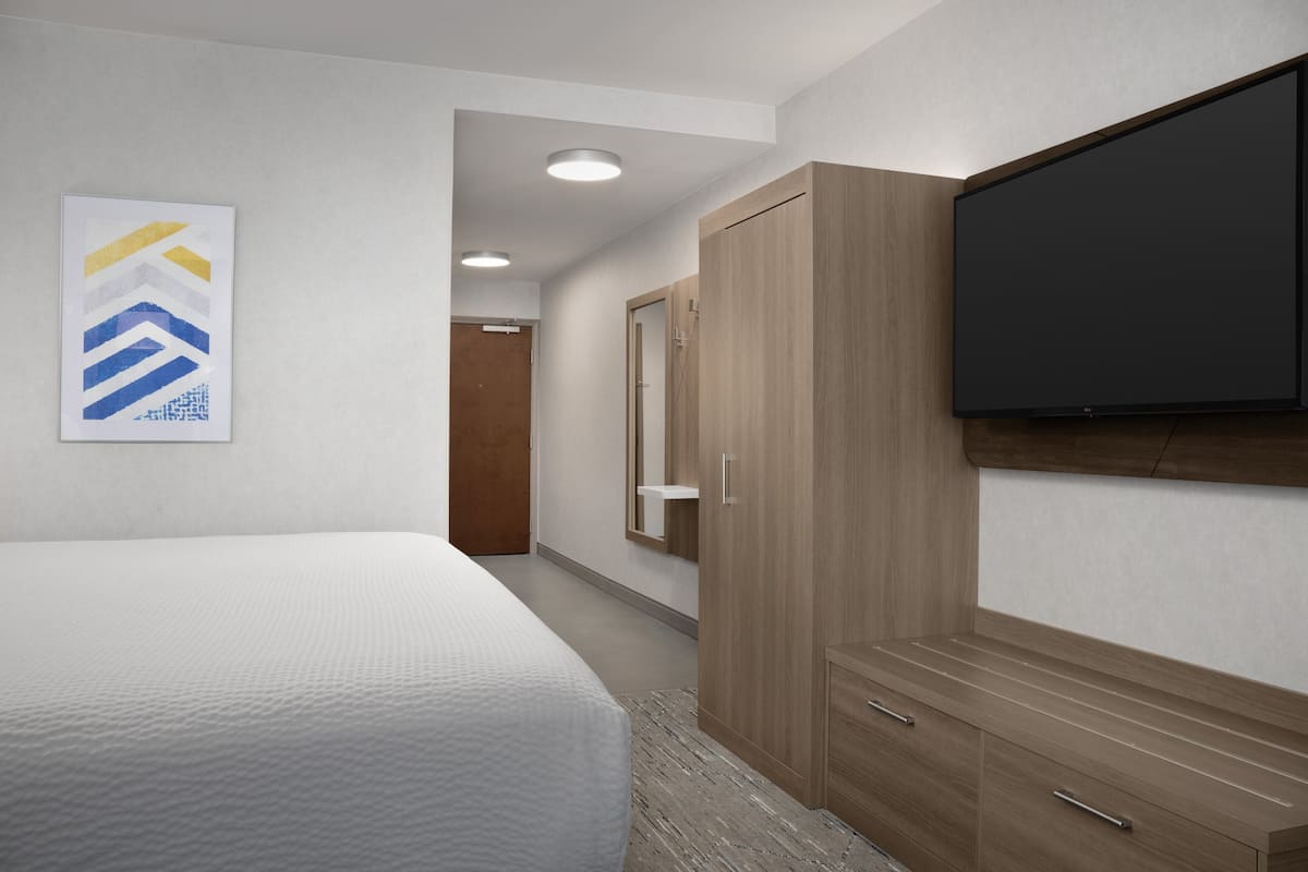 1 camera, una cassaforte in camera, una scrivania, postazione laptop