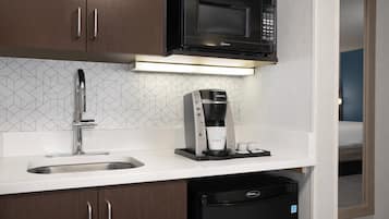 Refrigerador, microondas, cafetera/tetera
