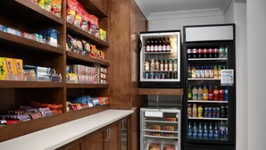 Zona de venta automática con aperitivos y bebidas diversas.
