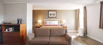 Econo Lodge Inn & Suites