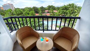 Premier kamer (Mabuhay) | 1 slaapkamer, een kluis op de kamer, een bureau