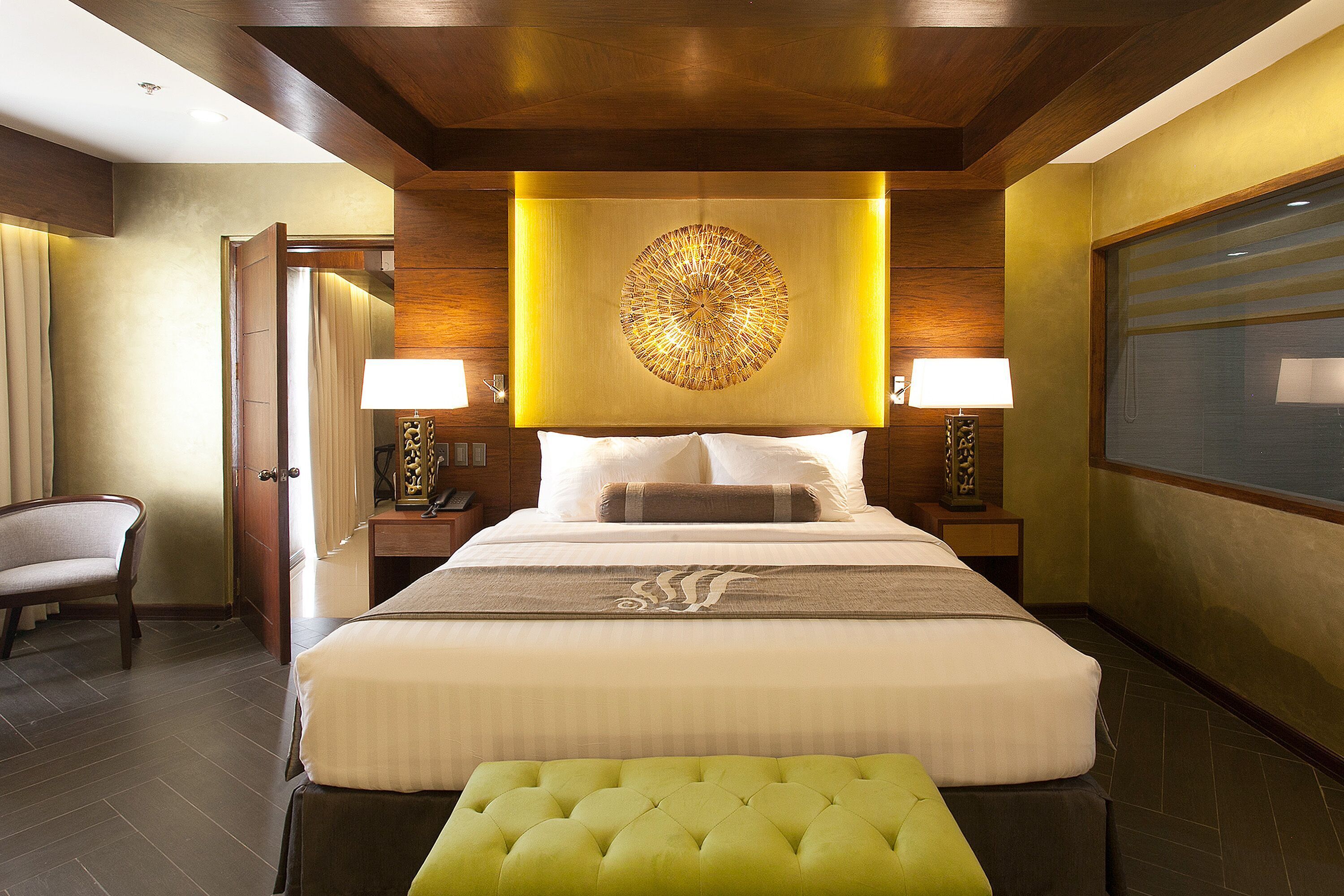 Värdeförvaringsskåp på rummet, skrivbord och mörkläggningsgardiner