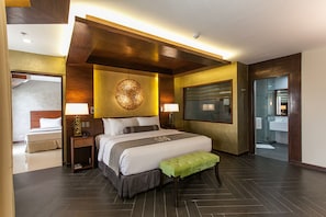 Chambre (Family Suite) | Coffre-fort, bureau, rideaux dâobscurcissement