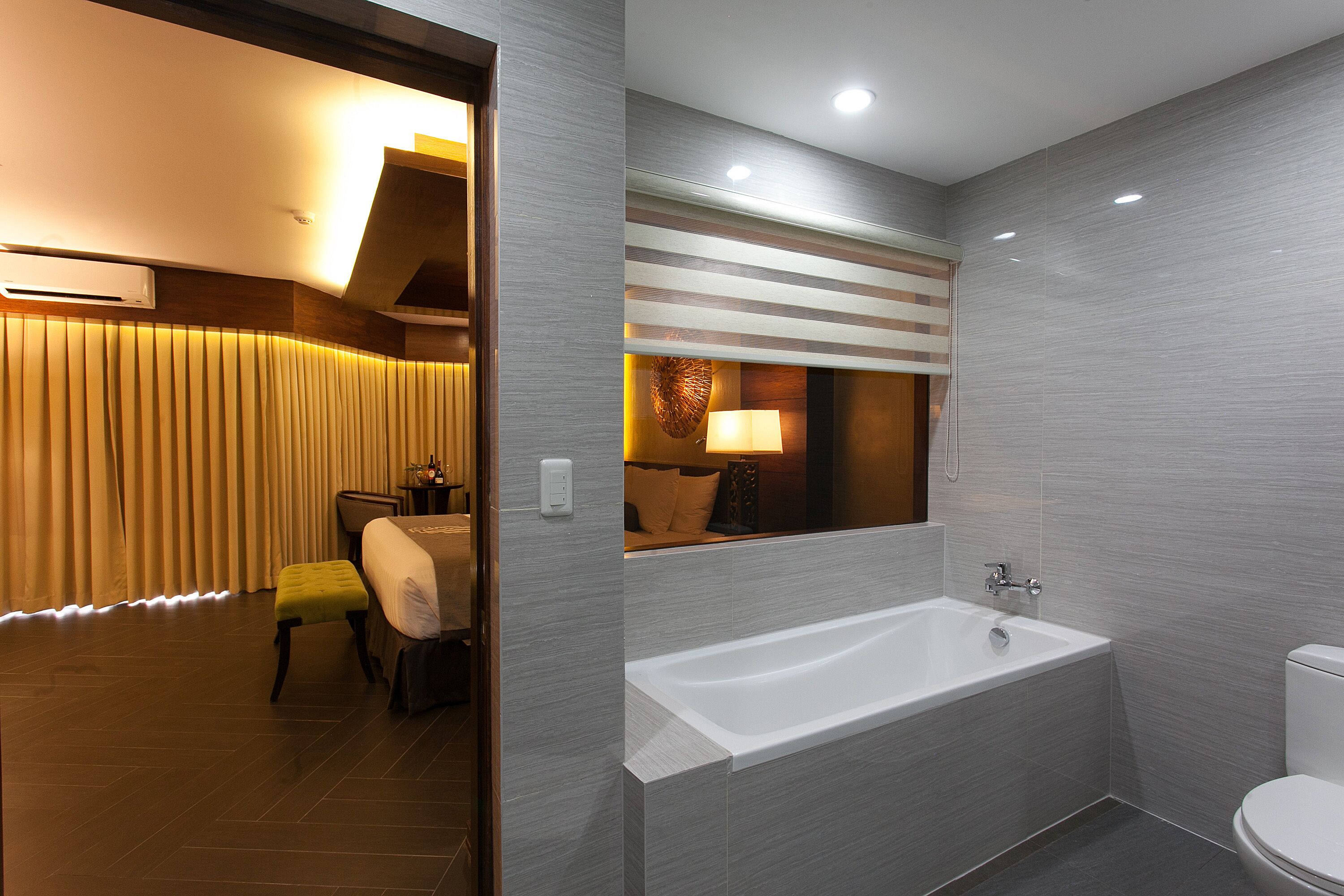 Une salle de bain moderne avec une baignoire, des toilettes et un miroir.