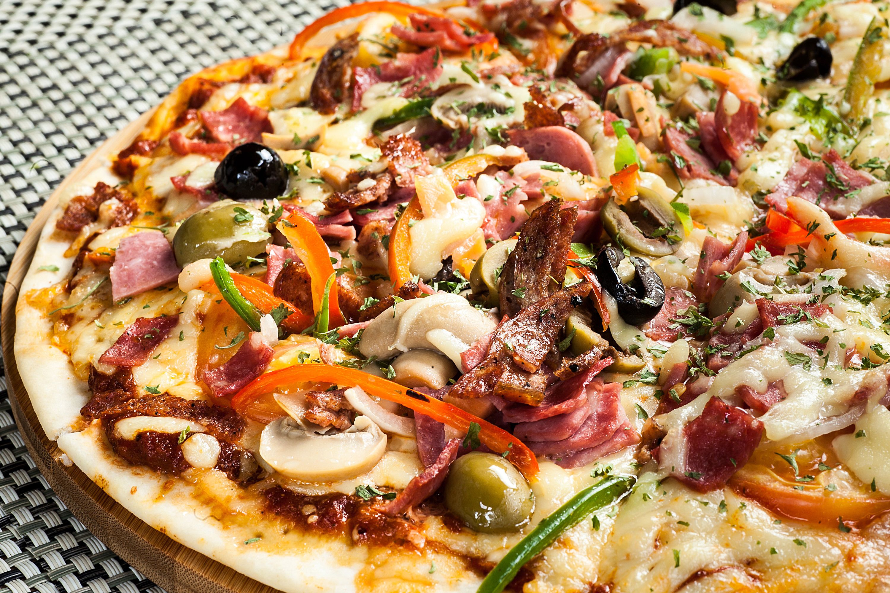 Eine Pizza mit verschiedenen Belägen.