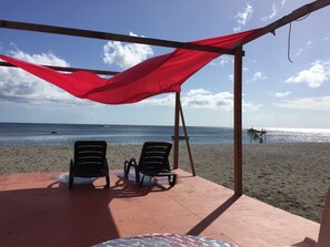 在海灘附近、黑沙、2 間海灘酒吧