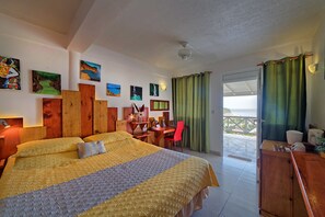 高級客房, 1 張特大雙人床, 海景 | 迷你吧贈品、房內夾萬、獨特裝修、書桌