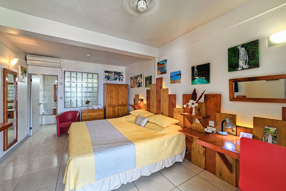 Superior kamer, 1 kingsize bed, uitzicht op zee | Een minibar met enkele gratis items, een kluis op de kamer