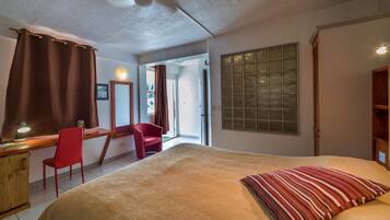 Chambre Confort, 1 grand lit, vue mer, en bord de piscine | Literie de qualité supérieure, surmatelas