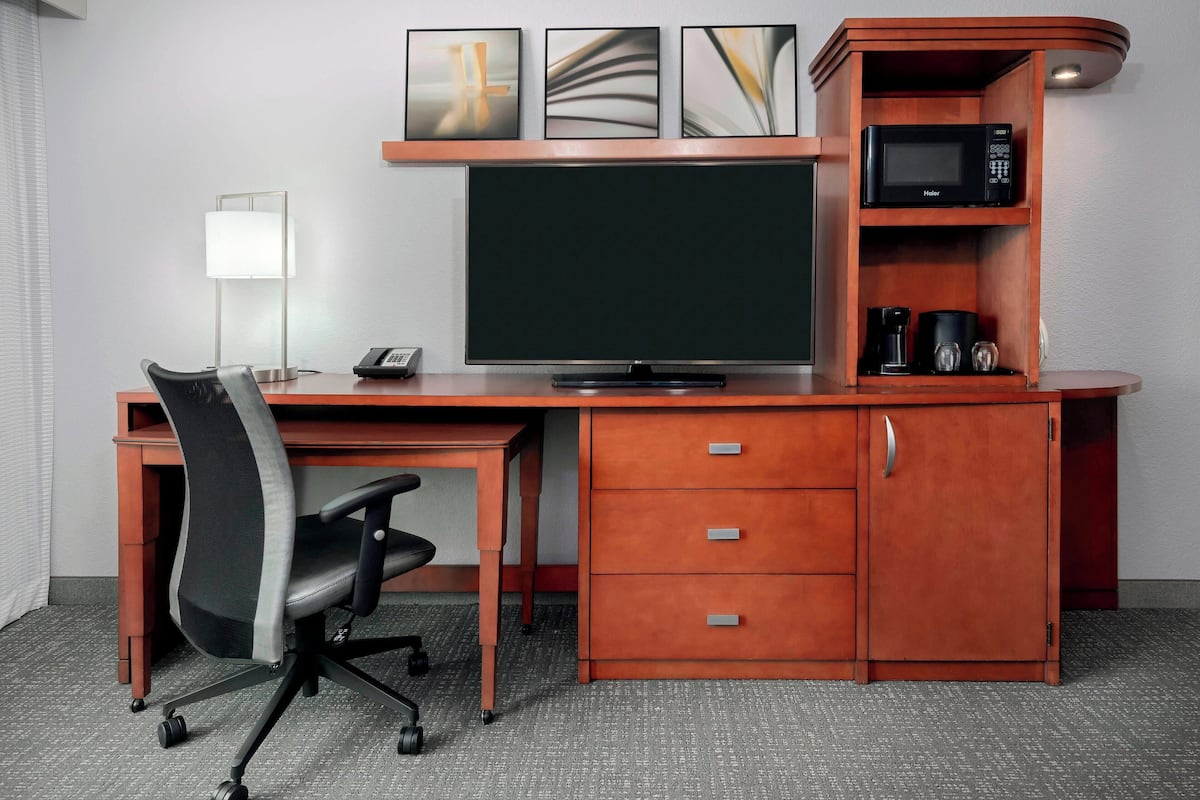 Hochwertige Bettwaren, Schreibtisch, Verdunkelungsvorhänge