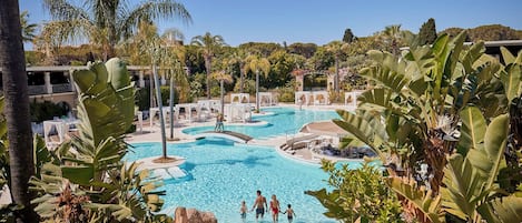 7 piscines extérieures, parasols de plage, chaises longues