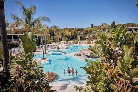 7 piscinas al aire libre, sombrillas, sillones reclinables de piscina