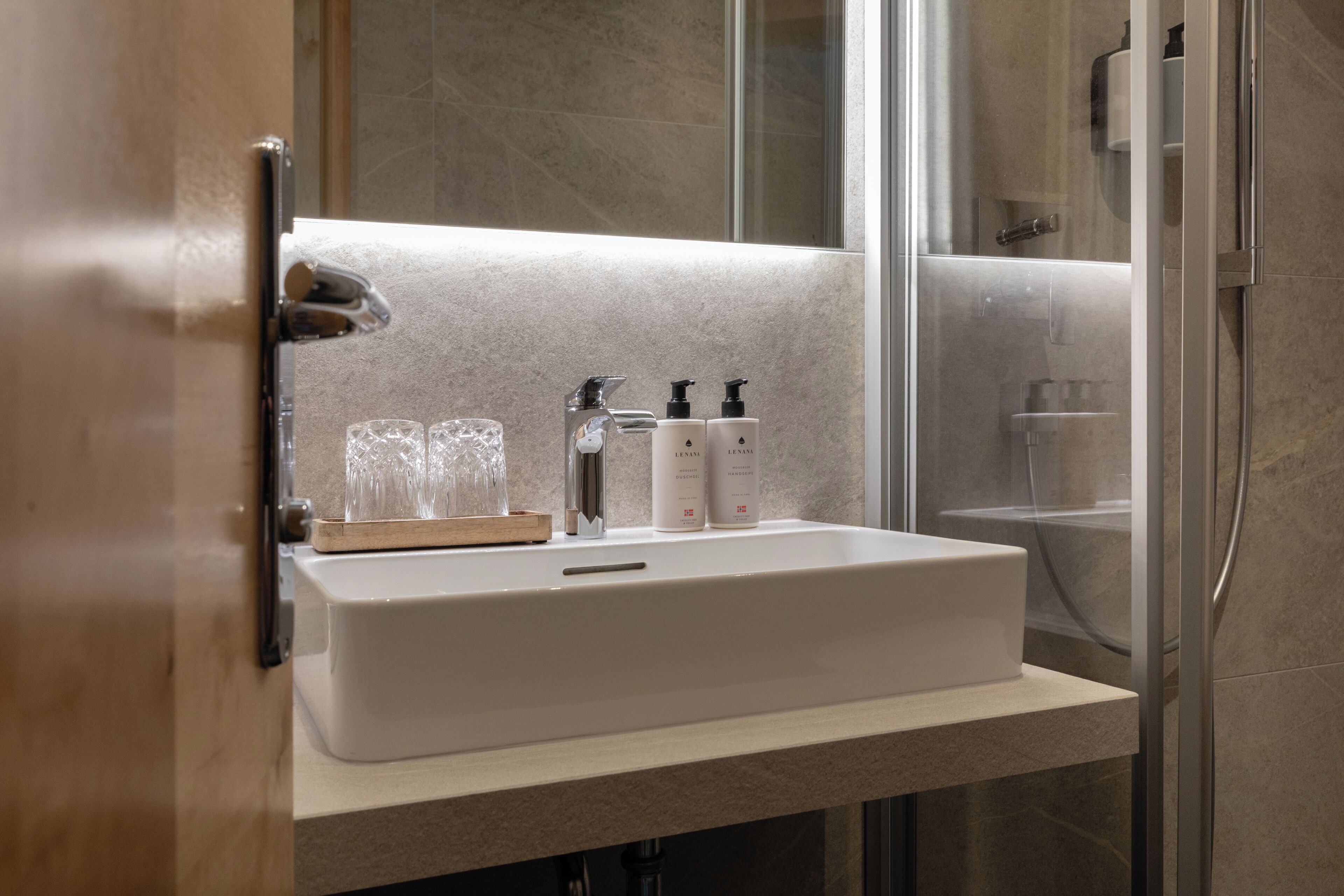 family room, balcony | bathroom | combined shower/bathtub, free toiletries, hair dryer, bathrobes