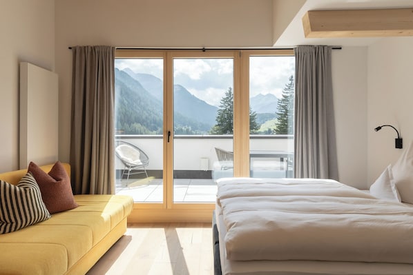 Suite, balcón | Ropa de cama de alta calidad y minibar