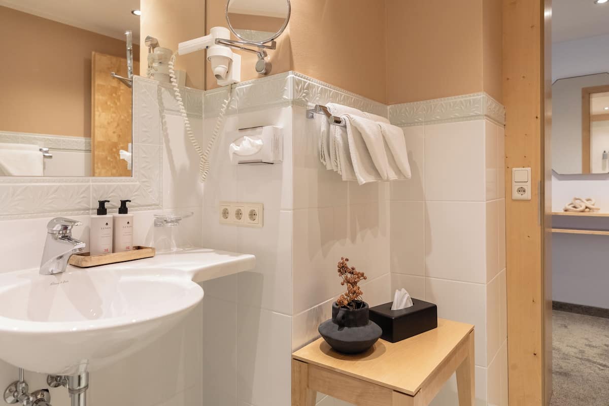 suite, balcony | bathroom | combined shower/bathtub, free toiletries, hair dryer, bathrobes