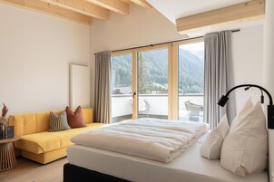 Suíte, sacada | Roupas de cama premium, frigobar, cofres nos quartos, Wi-Fi de cortesia