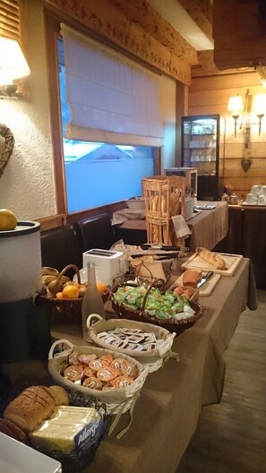 Daily buffet breakfast for a fee