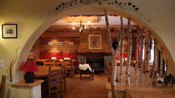 Der serveres morgenmad, frokost, aftensmad og regionale retter