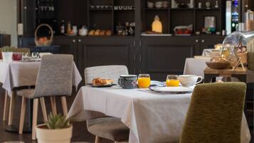 Petit déjeuner buffet (18 EUR par personne)