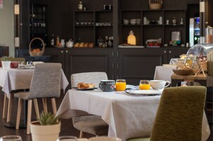 Se ofrece un desayuno bufé todos los días (18 EUR por persona)