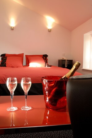Habitación doble Confort | Decoración personalizada, muebles diferentes y escritorio 