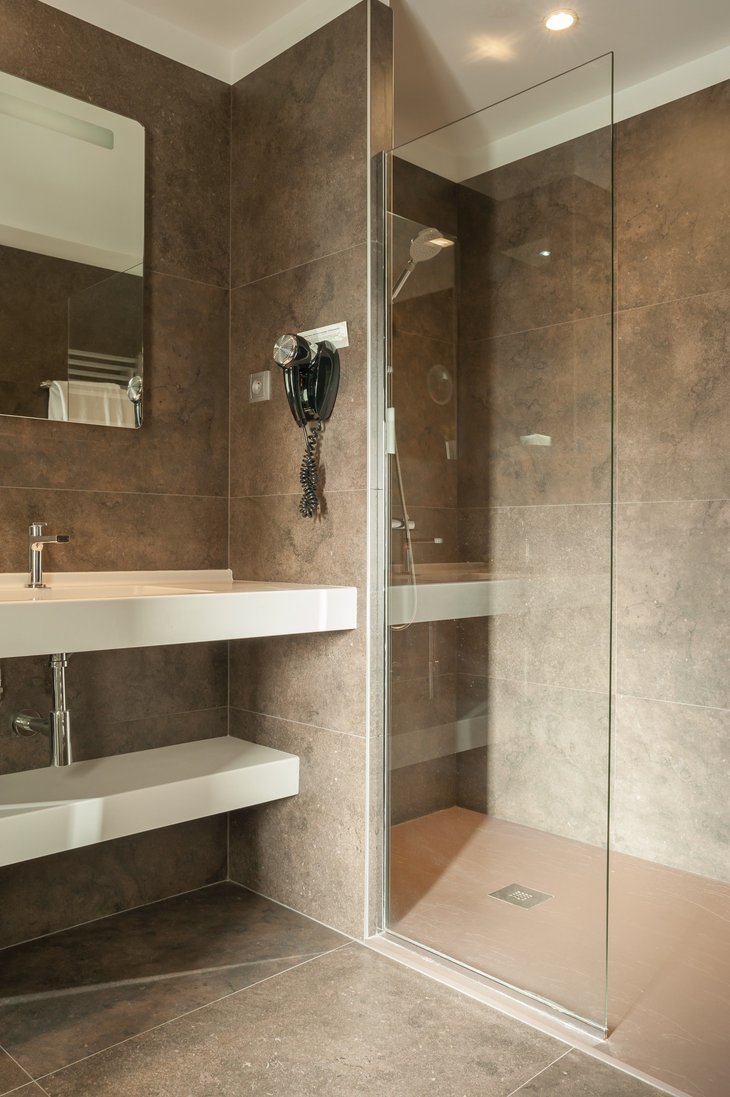 Foto - Logis Hôtel Tante Yvonne & son restaurant semi-gastronomique - Lyon Nord