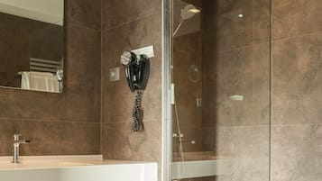 Dusche im Bad