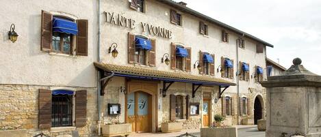 A building with the sign "ANTE Y VONNE" and a covered entrance.