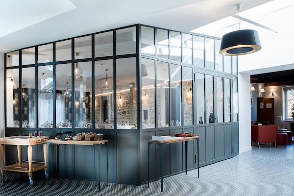 Melayani sarapan, makan siang, makan malam; sajian masakan Prancis