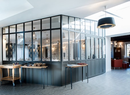 Breakfast, lunch and dinner served . Logis Hôtel Tante Yvonne & son Restaurant semi-gastronomique Lyon Nord