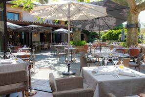 Terrace/patio - Logis Hôtel Tante Yvonne & son Restaurant semi-gastronomique Lyon Nord (Quincieux)