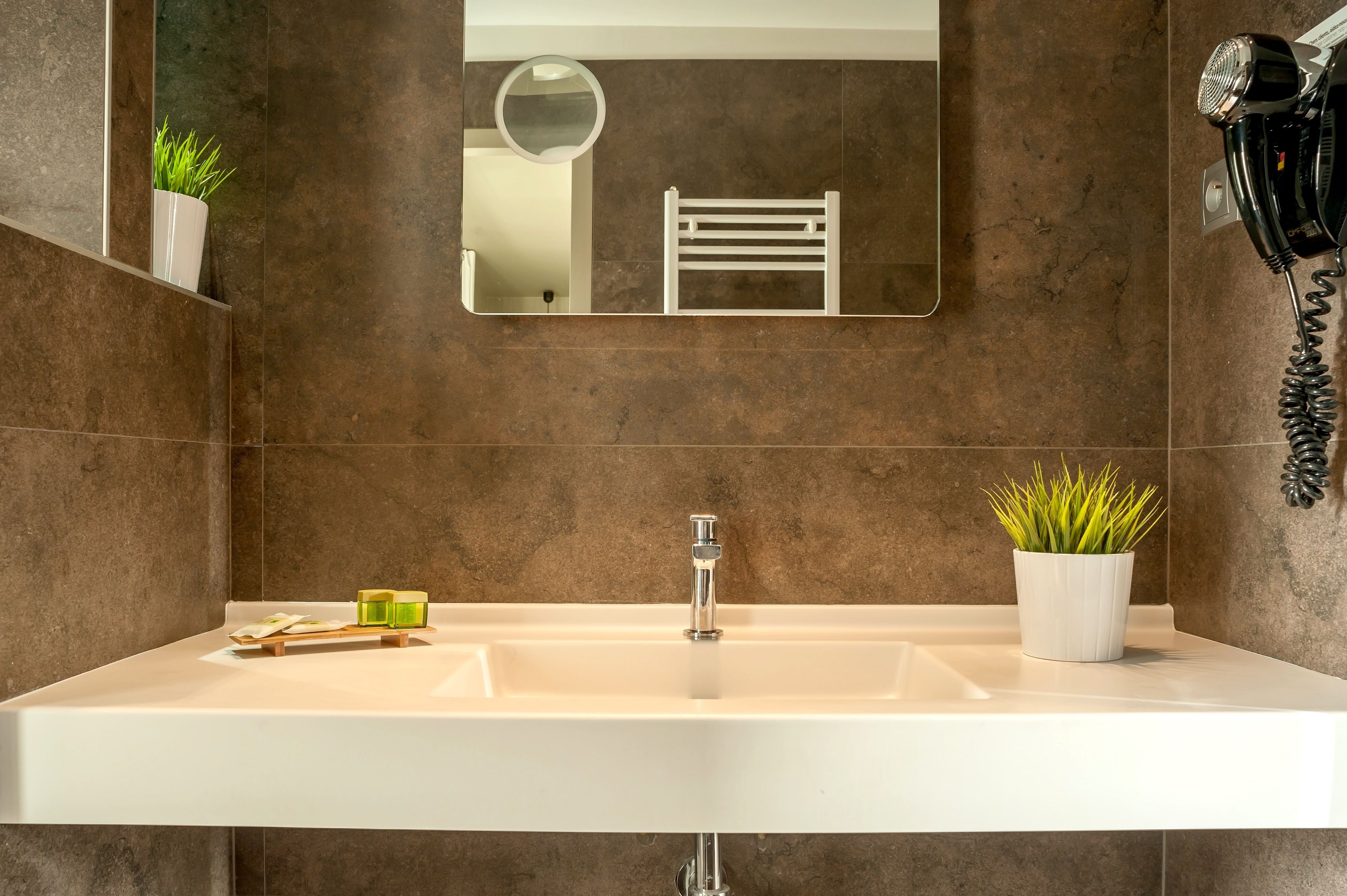 Foto - Logis Hôtel Tante Yvonne & son restaurant semi-gastronomique - Lyon Nord