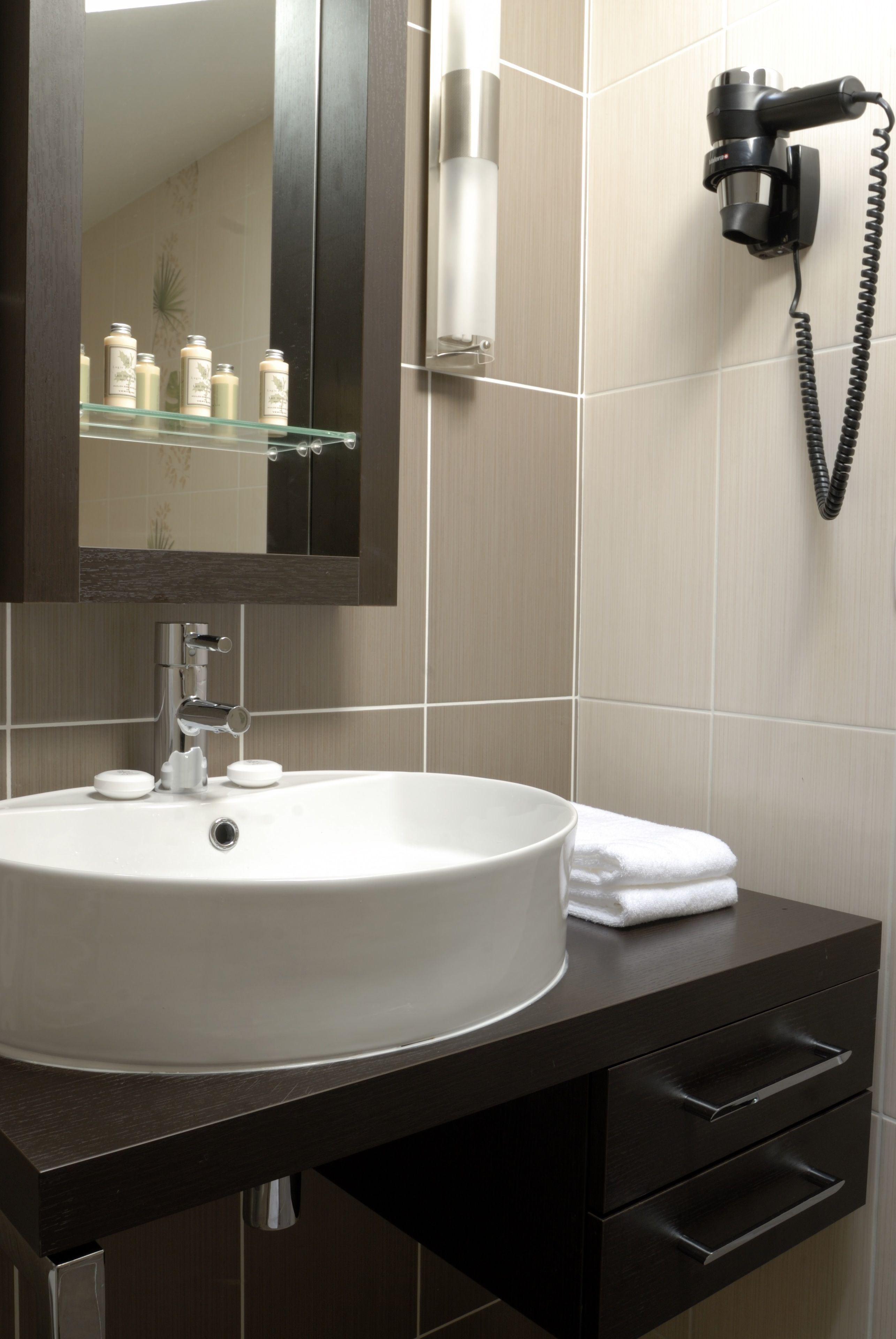 Foto - Logis Hôtel Tante Yvonne & son restaurant semi-gastronomique - Lyon Nord