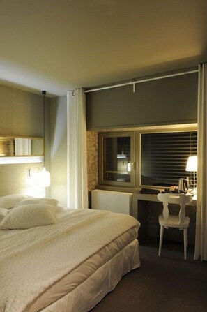 Deluxe Double Room | Individually decorated, individually furnished, desk, soundproofing - Logis Hôtel Tante Yvonne & son Restaurant semi-gastronomique Lyon Nord (Quincieux)