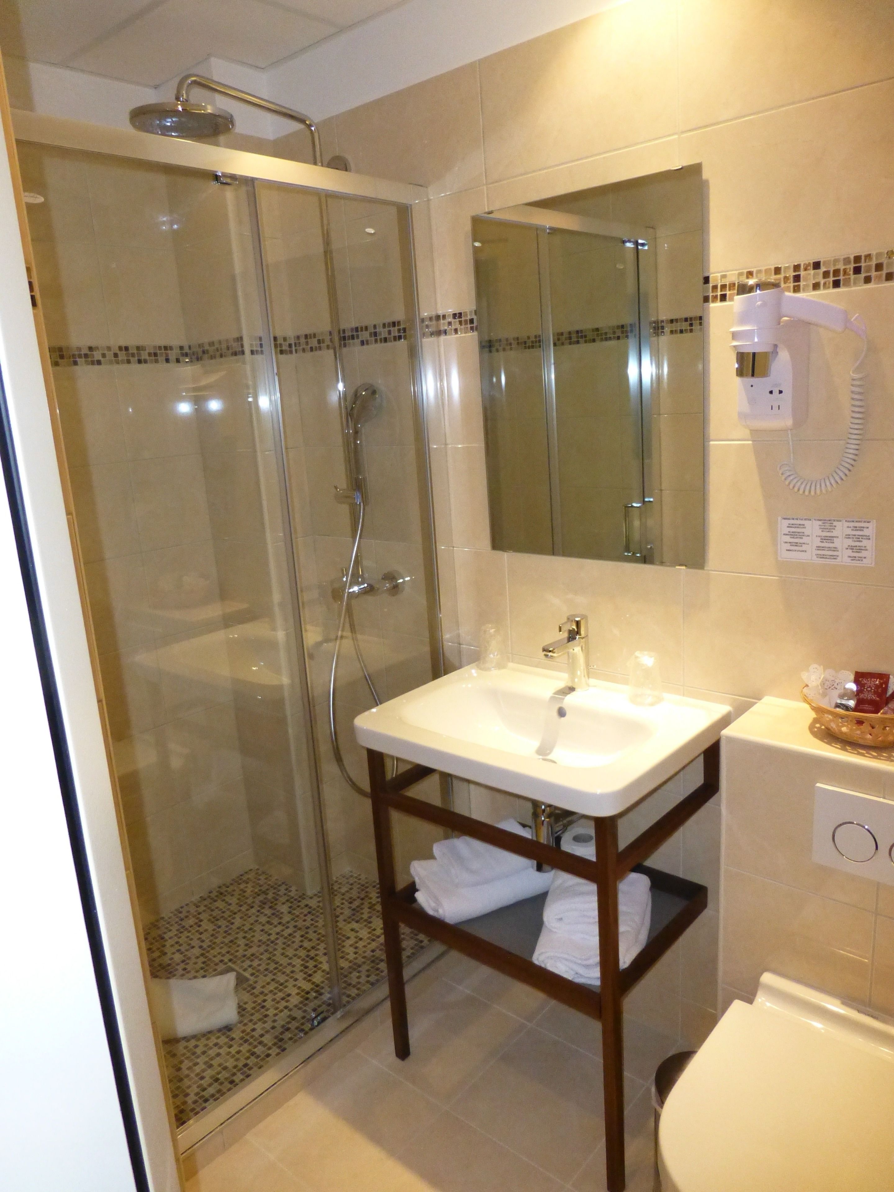 classic double room | bathroom | towels