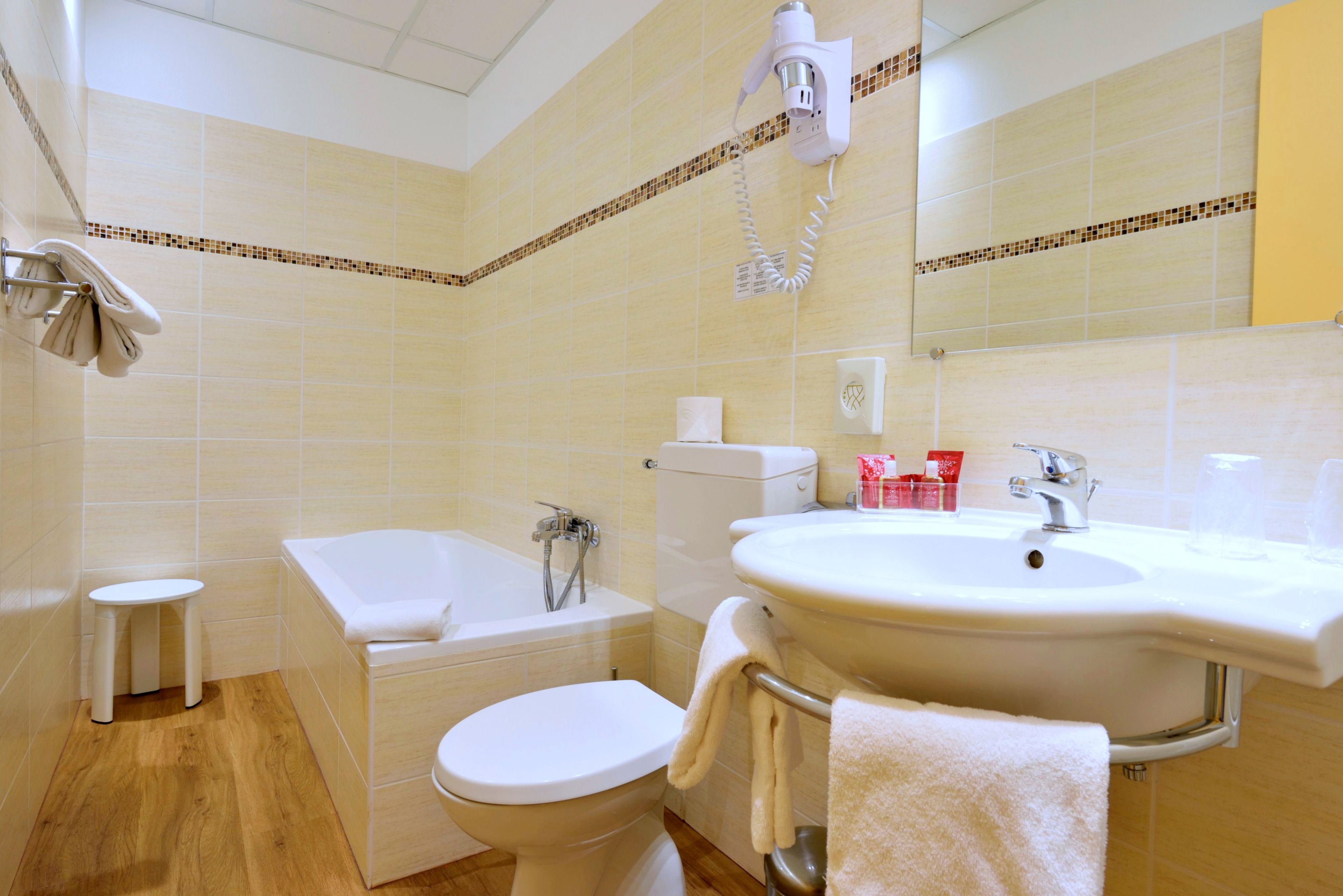 twin room | bathroom | towels