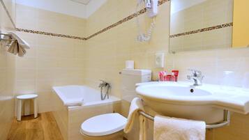Ein Badezimmer mit Toilette, Badewanne und Waschbecken.
